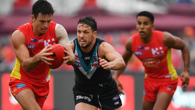 Jarryd Lyons under pressure from Travis Boak.