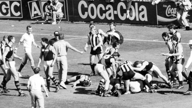 Tempers boil over at quarter-time of the 1990 Grand Final.