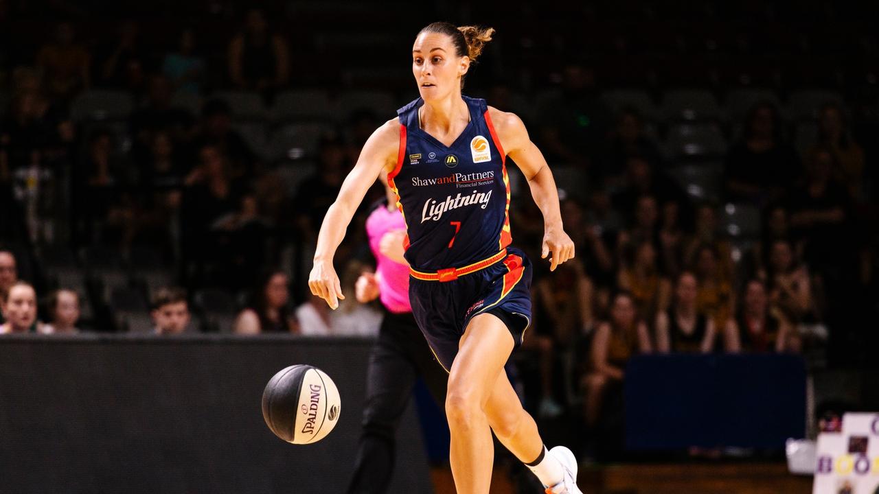 Steph Talbot in action for the Adelaide Lightning.