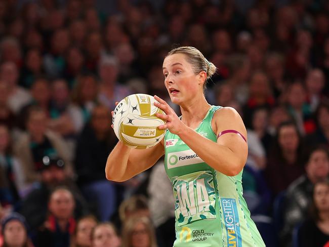 Fever wing attack Alice Teague-Neeld looks to pass during the Super Netball Preliminary Final. Picture: Getty Images