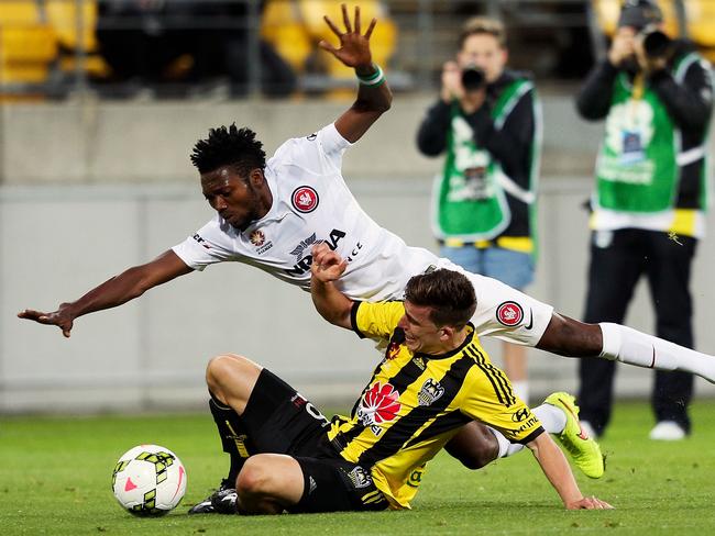 Louis Fenton of the Phoenix and Seyi Adeleke of the Wanderers compete. (Getty Images)