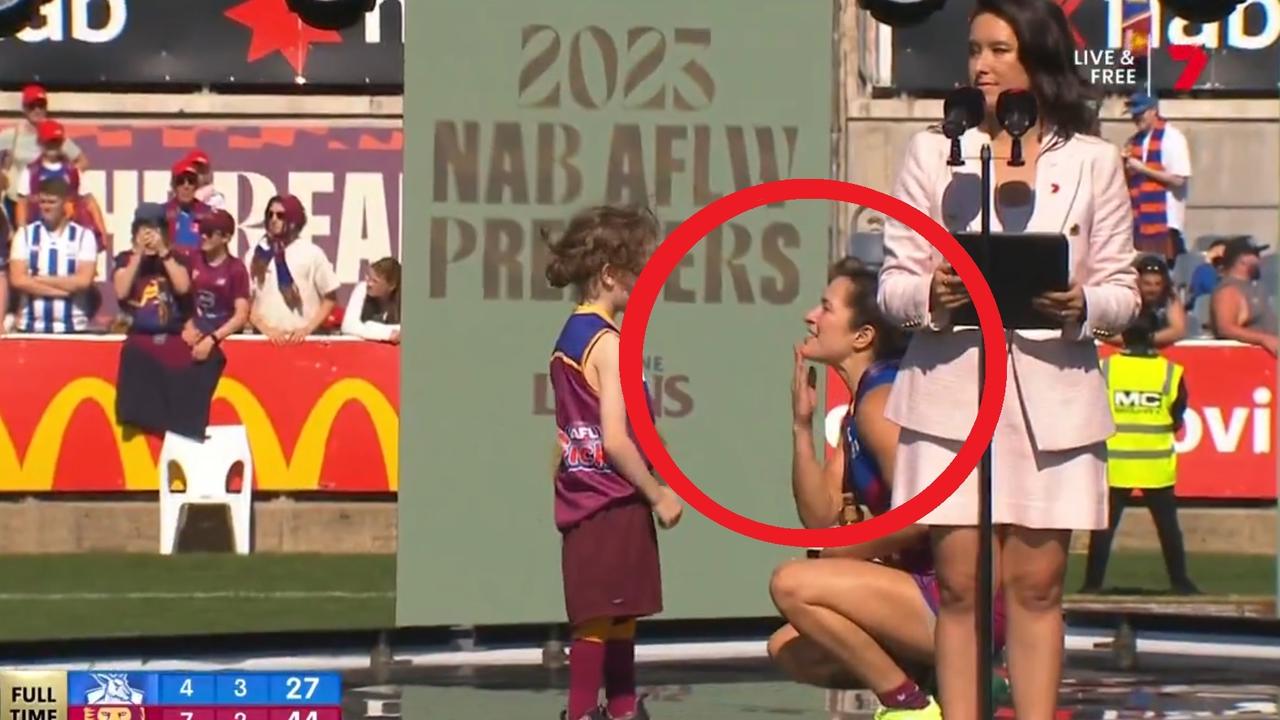 Ally Anderson signs thanks to hearing-impaired Auskicker Teddy. Credit: Channel 7.