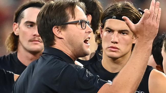 MELBOURNE, AUSTRALIA - MAY 02: Blues head coach David Teague talks to his players during the round seven AFL match between the Essendon Bombers and the Carlton Blues at Melbourne Cricket Ground on May 02, 2021 in Melbourne, Australia. (Photo by Quinn Rooney/Getty Images)