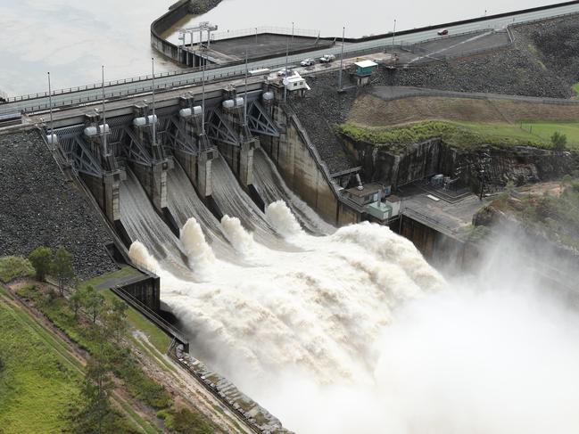 Qld government rejects call to drain dams ahead of triple La Nina