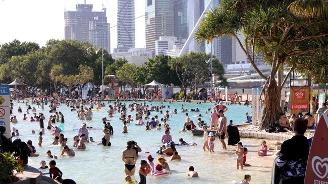 Crowds keep cool as they wait for RiverFire to begin in South Bank last year. Picture: Steve Pohlner