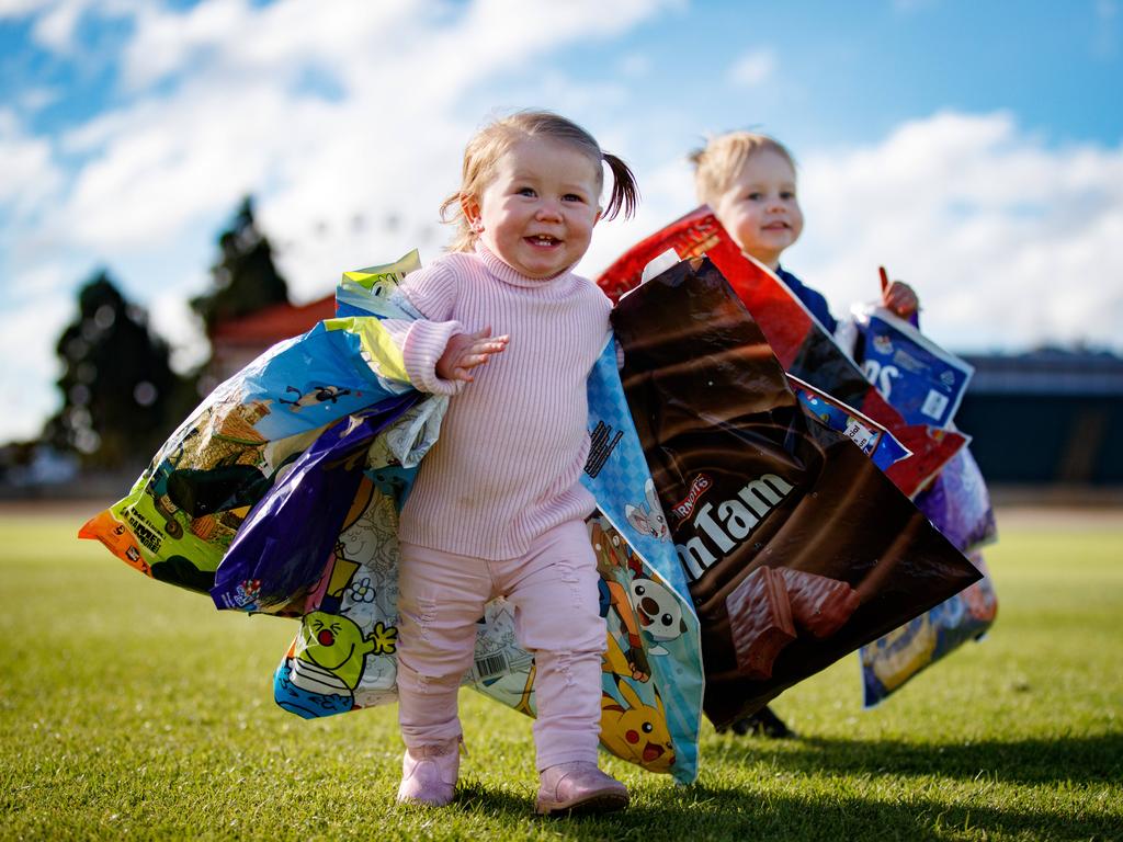 Royal Adelaide Show 2017 Showbag Guide Part 1 Adelaide Now - tiny emily h!   illier and markus huser seem almost dwarfed by their showbag h!   aul picture