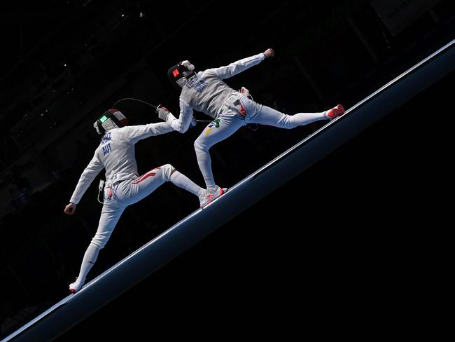 Austria's Rene Pranz (L) competes against Brazil's Guilherme Toldo during their men’s individual foil qualifying bout as part of the fencing event of the Rio 2016 Olympic Games, on August 7, 2016, at the Carioca Arena 3, in Rio de Janeiro. / AFP PHOTO / Kirill KUDRYAVTSEV