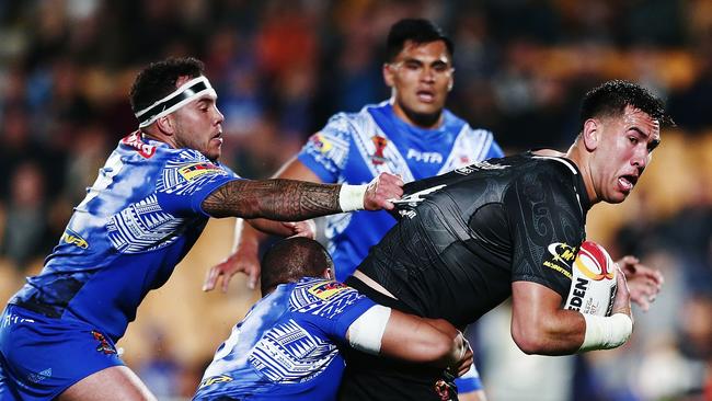 Nelson Asofa-Solomona on the charge for New Zealand against Samoa.