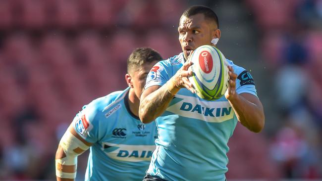 The NSW Waratah's Kurtley Beale holds the ball to the NSW Waratah's Nick Phipps (L) during the Super XV Rugby Union match between Emirates Lions and NSW Waratahs at Emirates Airline Park, in Johannesburg, on 11 May, 2019. (Photo by Christiaan Kotze / AFP)