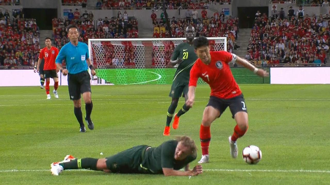Rhyan Grant threw himself on the ground in an attempt to stop Son Heung Min