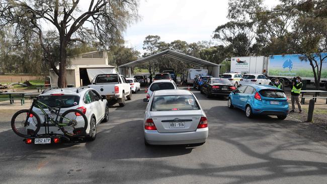 Travellers from Victoria entering South Australia via a Bordertown checkpoint. Picture: Tait Schmaal