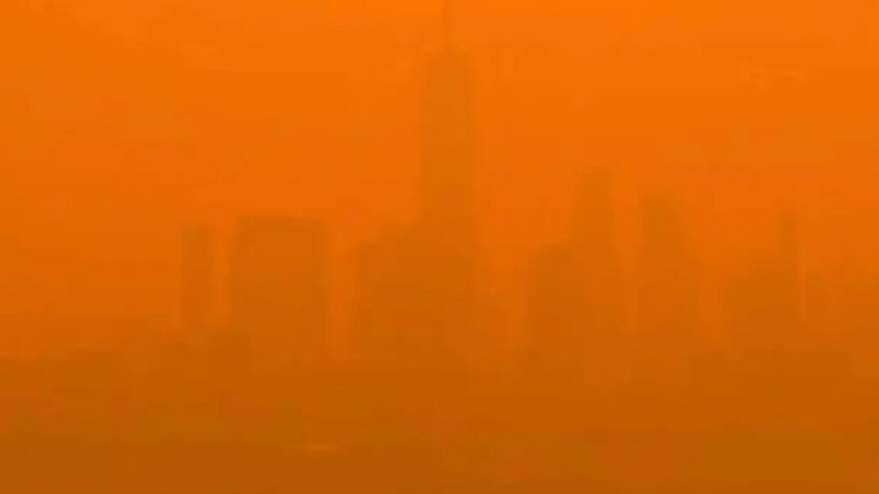Timelapse shows New York City turning red amid wildfire smoke, Latest  Weather Clips