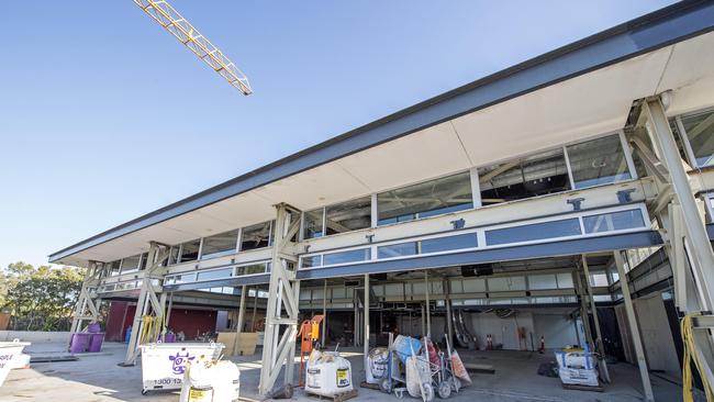 The Battery House indoor/outdoor sports bar with retractable roof. (AAP IMAGE / Troy Snook)