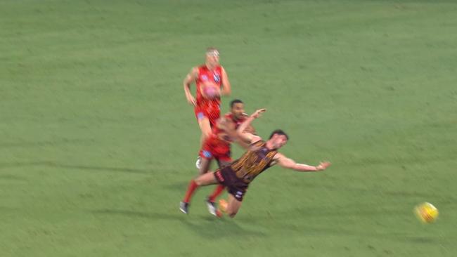Jai Newcombe fell. Photo: Fox Footy.