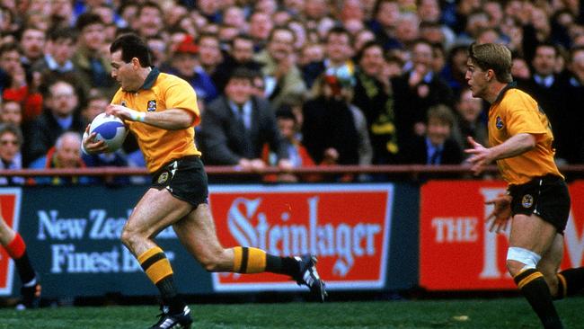 Camp makes the decisive break against the Kiwis in 1991 with Tim Horan in hot pursuit.