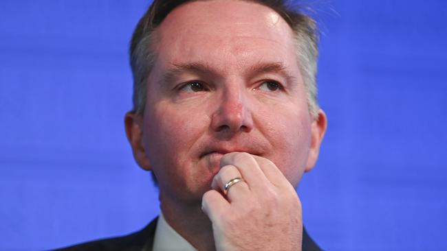 Australian shadow Treasurer Chris Bowen prepares to deliver his speech to the National Press Club in Canberra, Wednesday, April 10, 2019.(AAP Image/Lukas Coch) NO ARCHIVING