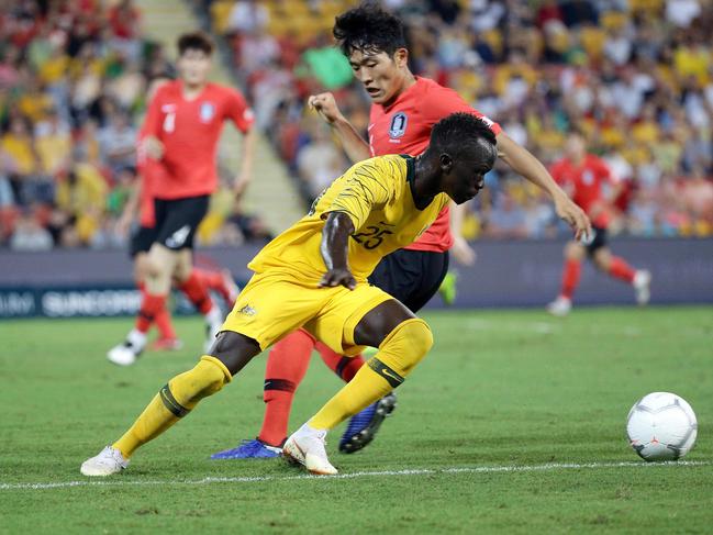 Australia's Awer Mabil (L) and South Korea's Na Sang-ho compete for the ball during the international friendly match between Australia and South Korea in Brisbane on November 17, 2018. (Photo by Tertius PICKARD / AFP) / -- IMAGE RESTRICTED TO EDITORIAL USE - STRICTLY NO COMMERCIAL USE --