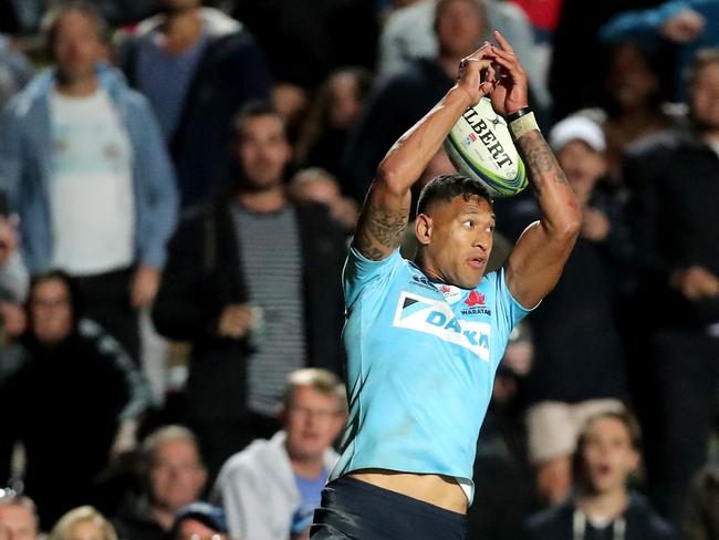 Israel Folau of the Waratahs misses a catch during the Round 12 Super Rugby match between the NSW Waratahs and the Blues at Brookvale Oval in Sydney on Saturday, May 5, 2018. (AAP Image/Jeremy Ng) NO ARCHIVING, EDITORIAL USE ONLY