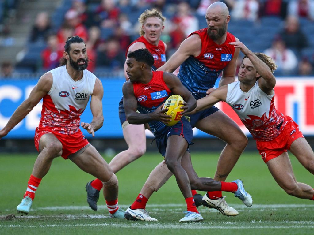 Pickett wins the ball in the middle. Picture: Getty Images