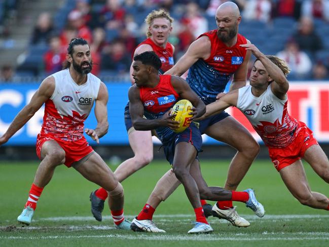 Pickett wins the ball in the middle. Picture: Getty Images
