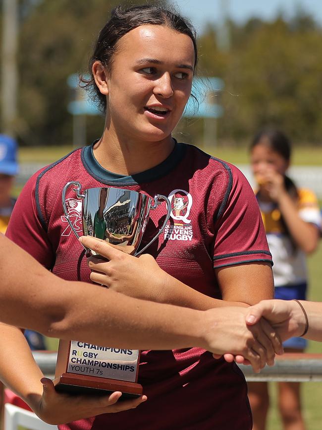 Ava Wereta of Qld receive the trophy.