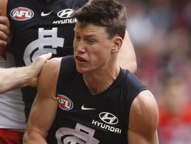 Sam Walsh of the Blues and Luke Parker of the Swans contest the ball during the Round 3 AFL match between the Carlton Blues and Sydney Swans at Marvel Stadium in Melbourne, Saturday, April 6, 2019. (AAP Image/Daniel Pockett) NO ARCHIVING, EDITORIAL USE ONLY