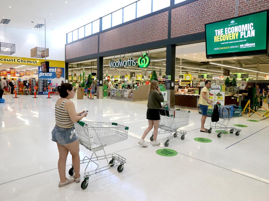 South Australians were seen queuing outside supermarkets following the lockdown announcement. Picture: Kelly Barnes/Getty Images