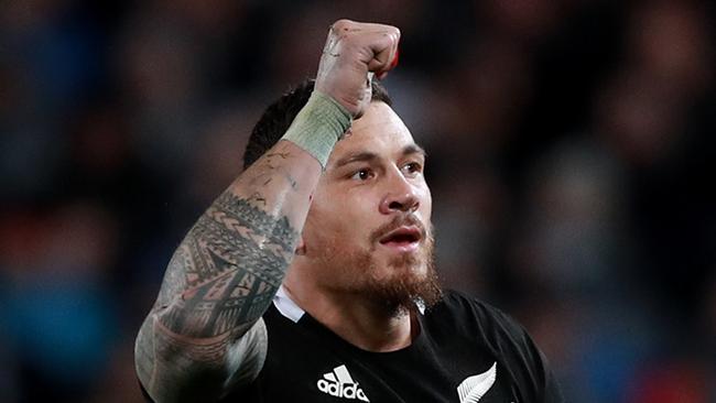 AUCKLAND, NEW ZEALAND - AUGUST 17: Sonny Bill Williams of the All Blacks thanks the crowd after being taken off during the 2019 Rugby Championship Test Match between the New Zealand All Blacks and the Australian Wallabies at Eden Park on August 17, 2019 in Auckland, New Zealand. (Photo by Hannah Peters/Getty Images)