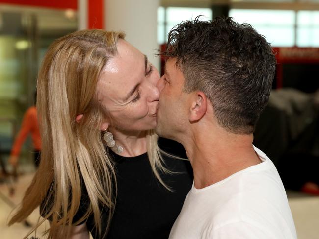 SYDNEY, AUSTRALIA - NewsWire Photos NOVEMBER 23, 2020: Adam de Guara kisses his partner Genevieve Wild after being apart for 5 months Adam de Guara  was on the first flight QF404 from Melbourne at Sydney Airport. Borders open between Victoria and New South Wales today. Picture: NCA NewsWire / Damian Shaw