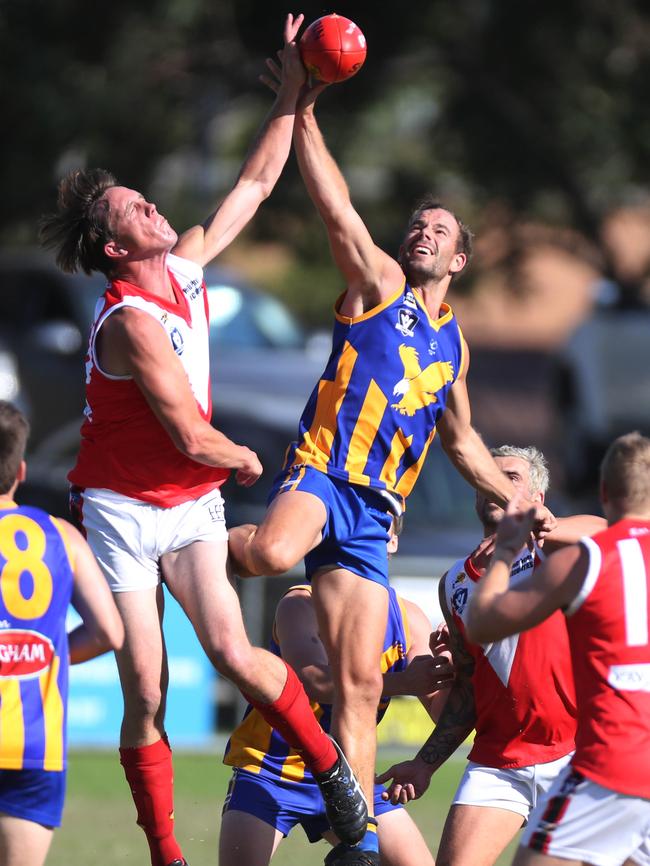 Somerville's Marcus Bate and Red Hill's Seamus Thomson try to win the tap out. Picture: Brendan Francis