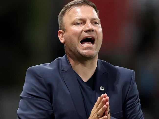 MELBOURNE, AUSTRALIA - JANUARY 24: Melbourne Victory Head Coach Arthur Diles gives instructions during the round 16 A-League Men match between Melbourne Victory and Sydney FC at AAMI Park, on January 24, 2025, in Melbourne, Australia. (Photo by Jonathan DiMaggio/Getty Images)