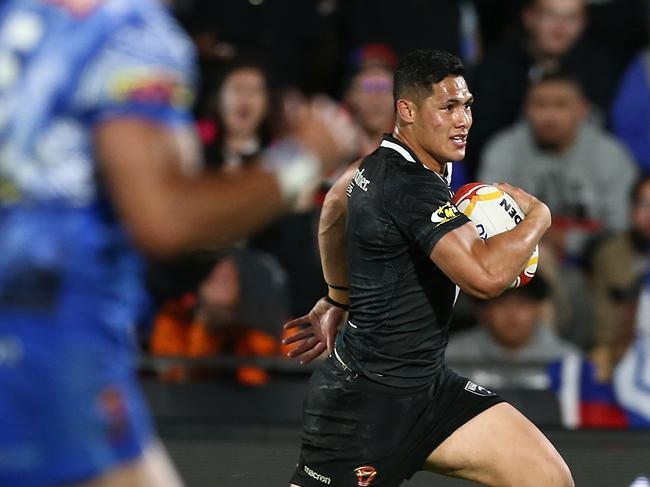 Roger Tuivasa-Sheck of New Zealand on his way to score a try during the Rugby League World Cup pool B match between New Zealand and Samoa at Mount Smart Stadium in Auckland, New Zealand on  Saturday, October 28, 2017. (AAP Image/David Rowland) NO ARCHIVING, EDITORIAL USE ONLY