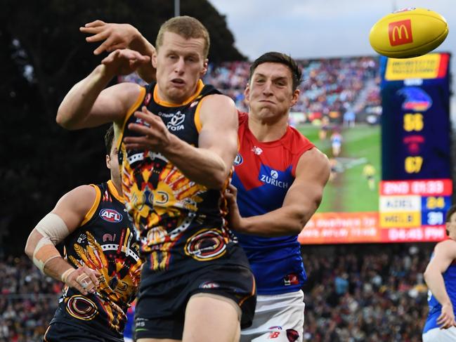 Big Crow Reilly O’Brien dominated the ruck exchanges against stand-in Sam Weideman. Picture: Getty Images