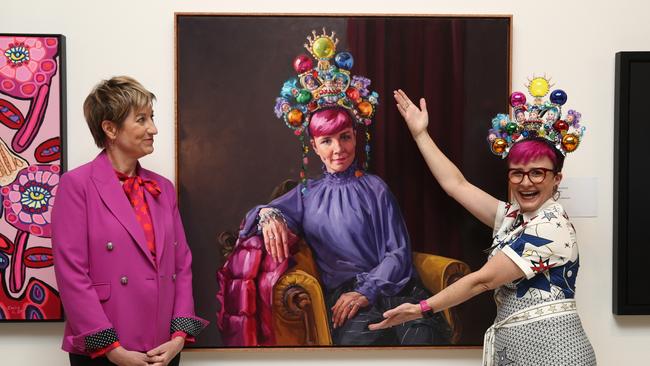 Andrea Huelin and Cal Wilson pose with the Packing Room Prize winner, ‘Clown Jewels’. Picture: Don Arnold/ WireImage/ Getty