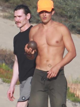 Orlando Bloom wearing Nike sneakers & a Gucci sweatshirt while on the beach  in Malibu. #LA #brands