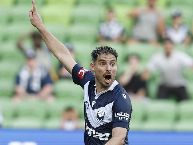 Bruno Fornaroli pleads for the goal to be given. Picture: Darrian Traynor/Getty Images