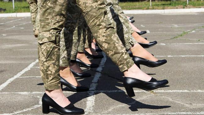 Ukrainian authorities found themselves under fire over their idea of making female soldiers marching with court shoes instead of combat boots during a military parade scheduled for August. The scandal erupted after the Defense Ministry released photos of a rehearsal of the parade to be held to mark the 30th anniversary of Ukraine's independence on August 24.