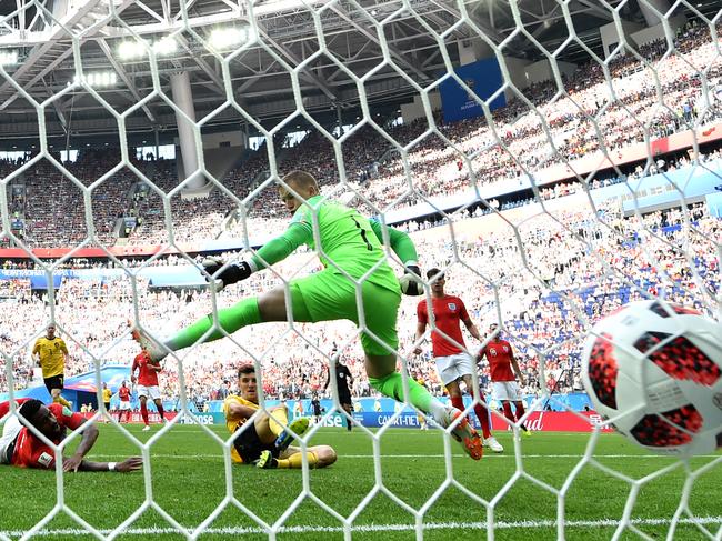 Thomas Meunier of Belgium scores his team's first goal past Jordan Pickford of England during the 2018 FIFA World Cup Russia 3rd Place Playoff match between Belgium and England at Saint Petersburg Stadium on July 14, 2018 in Saint Petersburg, Russia. (Photo by Dan Mullan/Getty Images)