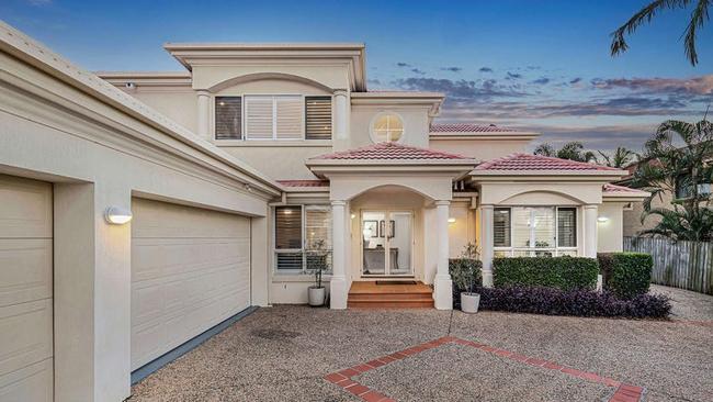 4PM – 12 Rundle Place, Carindale