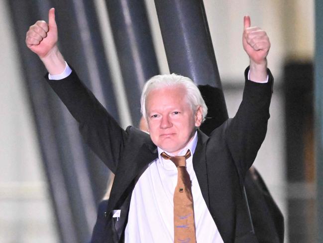 TOPSHOT - WikiLeaks founder Julian Assange gives thumbs up after arriving at Canberra Airport in Canberra on June 26, 2024, after he pleaded guilty at a US court in Saipan to a single count of conspiracy to obtain and disseminate US national defence information. WikiLeaks founder Julian Assange returned home to Australia to start life as a free man June 26 after admitting he revealed US defence secrets in a deal that unlocked the door to his London prison cell. (Photo by WILLIAM WEST / AFP)