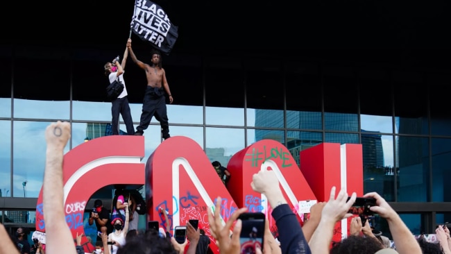 White BLM trash cheer that one black guy who turned up