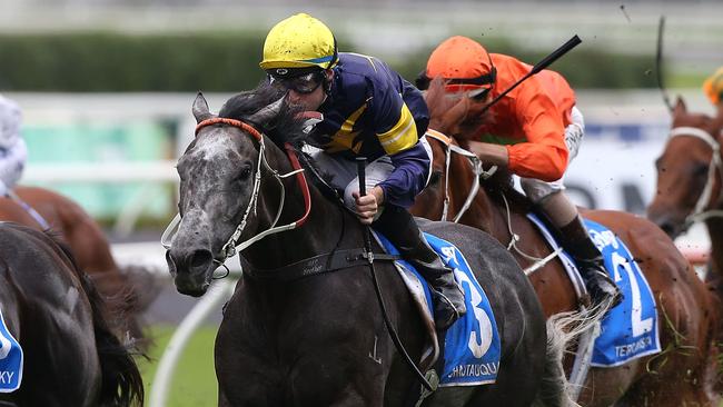 Chautauqua produced a stunning turn of foot in the wet to win the T.J. Smith Stakes.