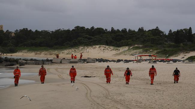 SES volunteers search the Yarra Bay beach area today. Picture John Grainger