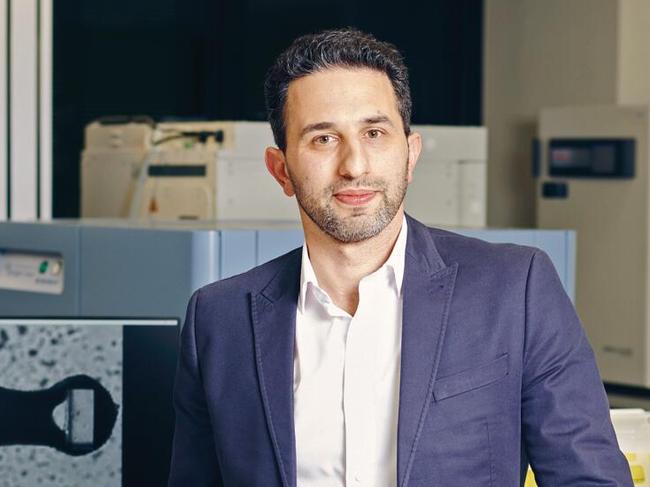 Melbourne June 21st 2022Associate Professor Enzo Porrello, Melbourne Node Director, Novo Nordisk Foundation Center for Stem Cell Medicine, reNEW pictured with an image of live heart tissue.Photo by Josh Robenstone