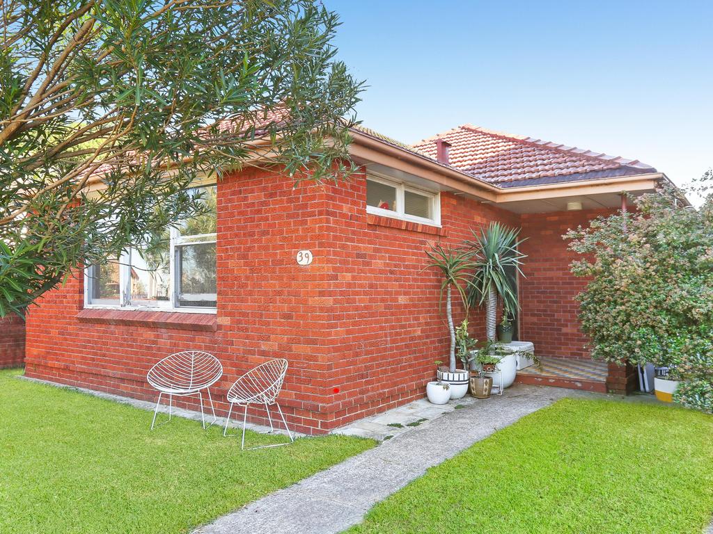 No. 39 St Thomas St, Bronte sold for $2.8 million — $800,000 above reserve.