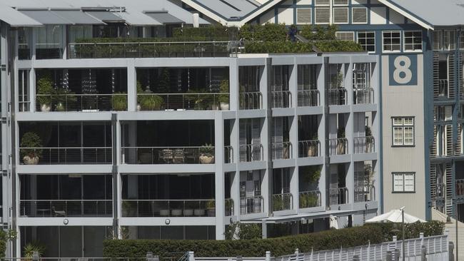 Crowe and Spencer’s penthouse apartment set a record back when they purchased it in 2003.