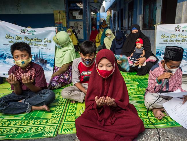 Students and teachers pray for the 53 crew members aboard an Indonesian navy submarine at an Islamic school in Surabaya on April 23, 2021. Picture: AFP