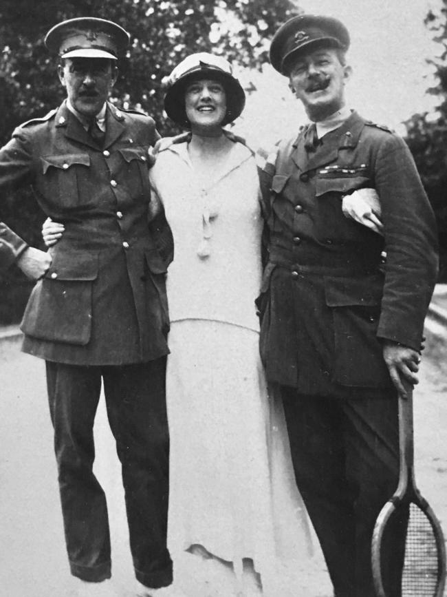 Enid Lindeman in Paris in 1917 with a couple of friends.