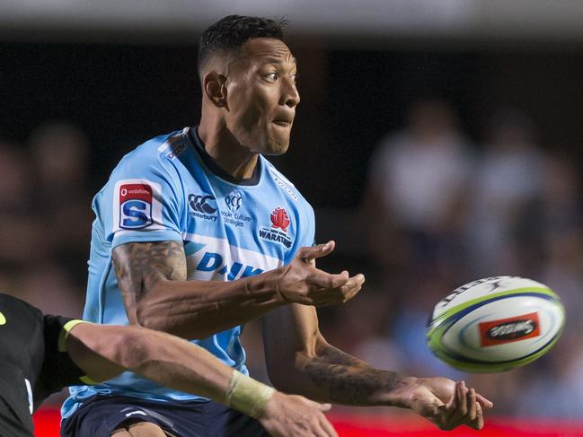 Israel Folau of the Waratahs makes a break and sets up Curtis Rona of the Waratahs for a try during the Round 1 Super Rugby match between the NSW Waratahs and Hurricanes at Brookvale Oval in Sydney, Saturday, February 16, 2019. (AAP Image/Craig Golding) NO ARCHIVING, EDITORIAL USE ONLY