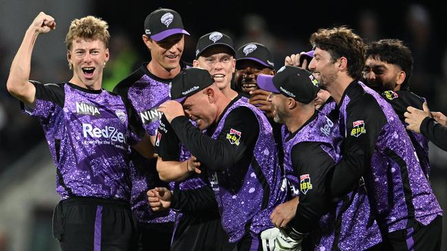 HOBART, AUSTRALIA - JANUARY 21: Riley Meredith of the Hurricanes celebrates with teammates the wicket of Moses Henriques of the Sixers during the BBL Qualifier match between the Hobart Hurricanes and Sydney Sixers at Ninja Stadium on January 21, 2025 in Hobart, Australia. (Photo by Steve Bell/Getty Images)